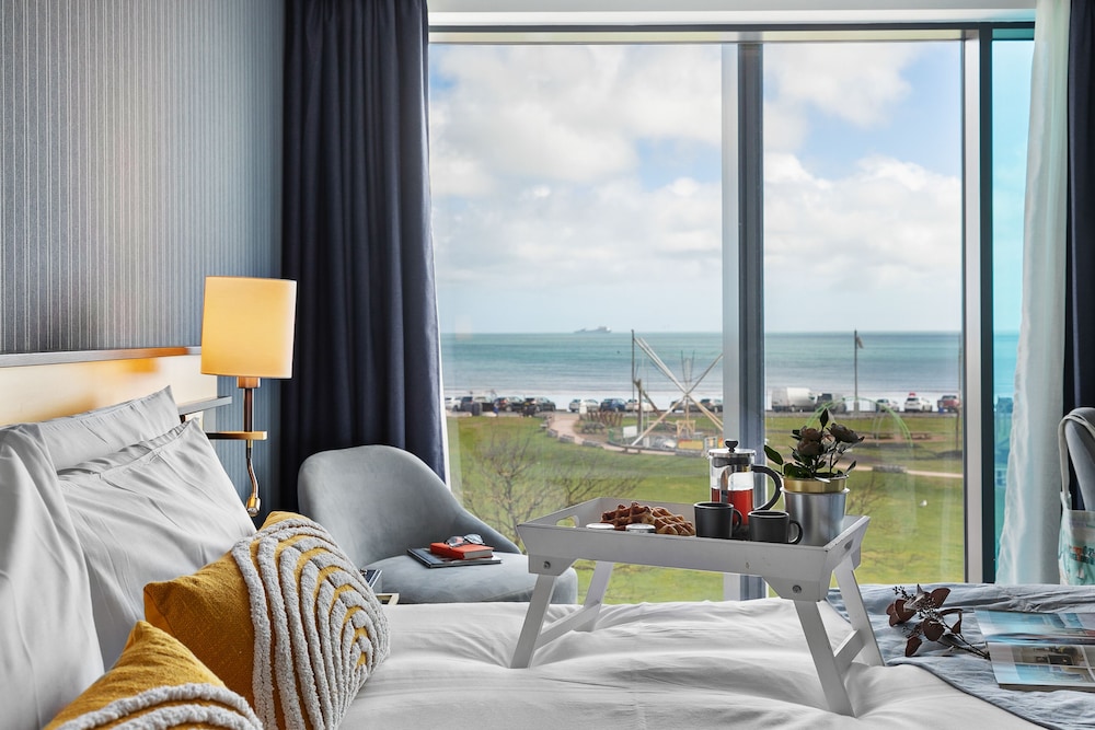 Habitación Superior Privilege con 1 cama doble con vistas a la bahía del hotel Mercure Paignton. Foto 1
