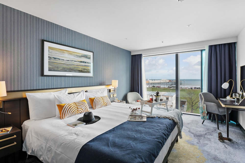 Habitación Superior Privilege con 1 cama doble con vistas a la bahía del hotel Mercure Paignton. Foto 4