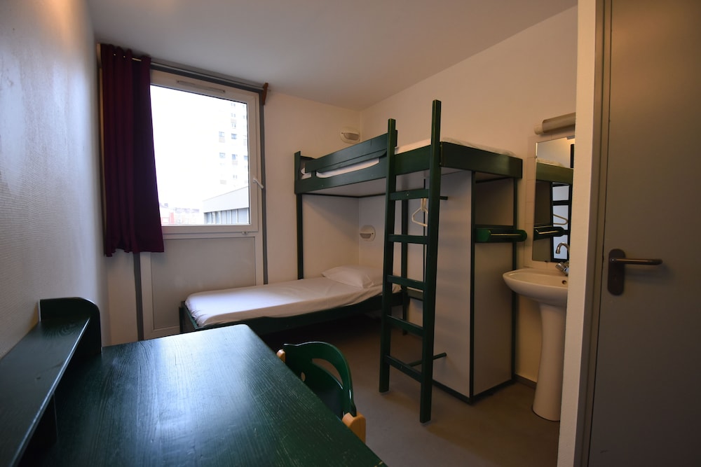 Habitación con 2 literas, ducha privada y aseos compartidos del hotel Auberge Jeunesse HI Paris - Le d’Artagnan