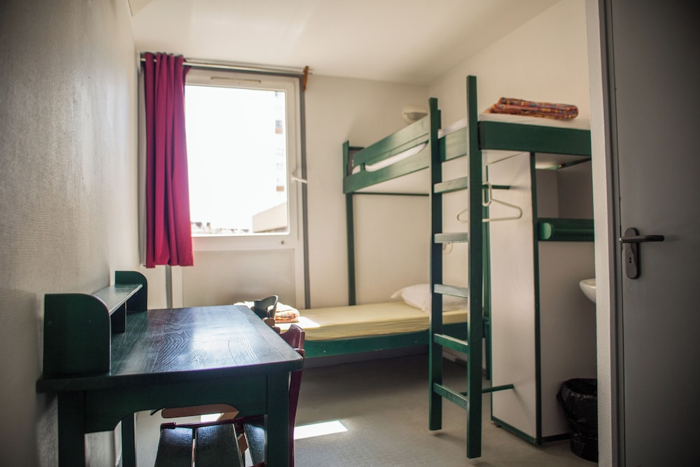 Habitación con 2 literas, ducha privada y aseos compartidos del hotel Auberge Jeunesse HI Paris - Le d’Artagnan. Foto 4