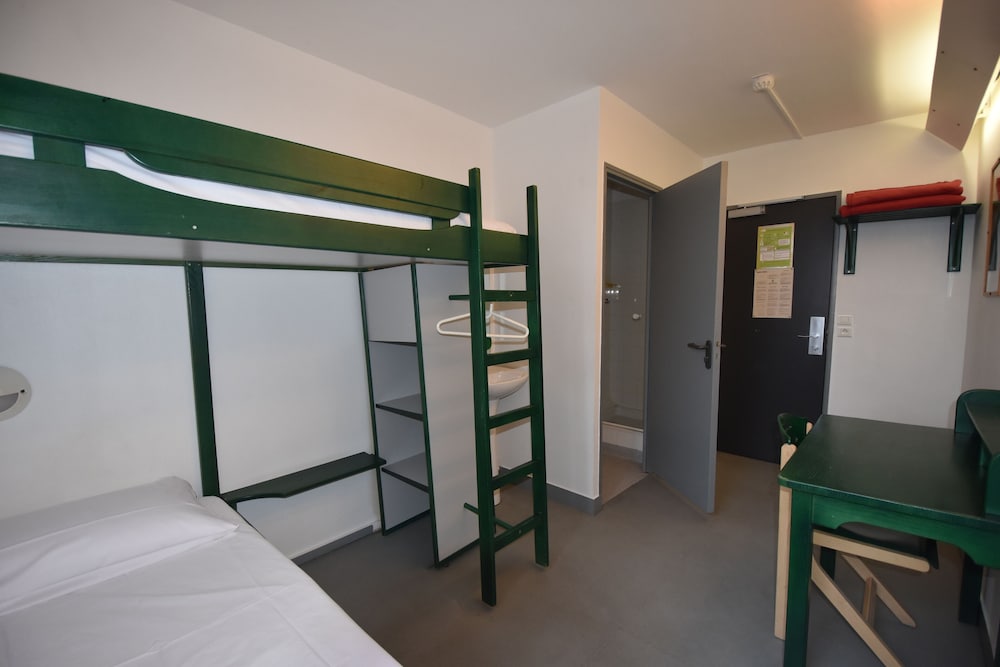 Habitación con 2 literas, ducha privada y aseos compartidos del hotel Auberge Jeunesse HI Paris - Le d’Artagnan. Foto 6