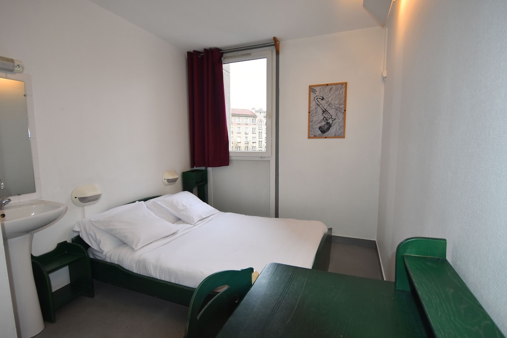 Habitación doble con ducha privada y aseos compartidos del hotel Auberge Jeunesse HI Paris - Le d’Artagnan. Foto 1