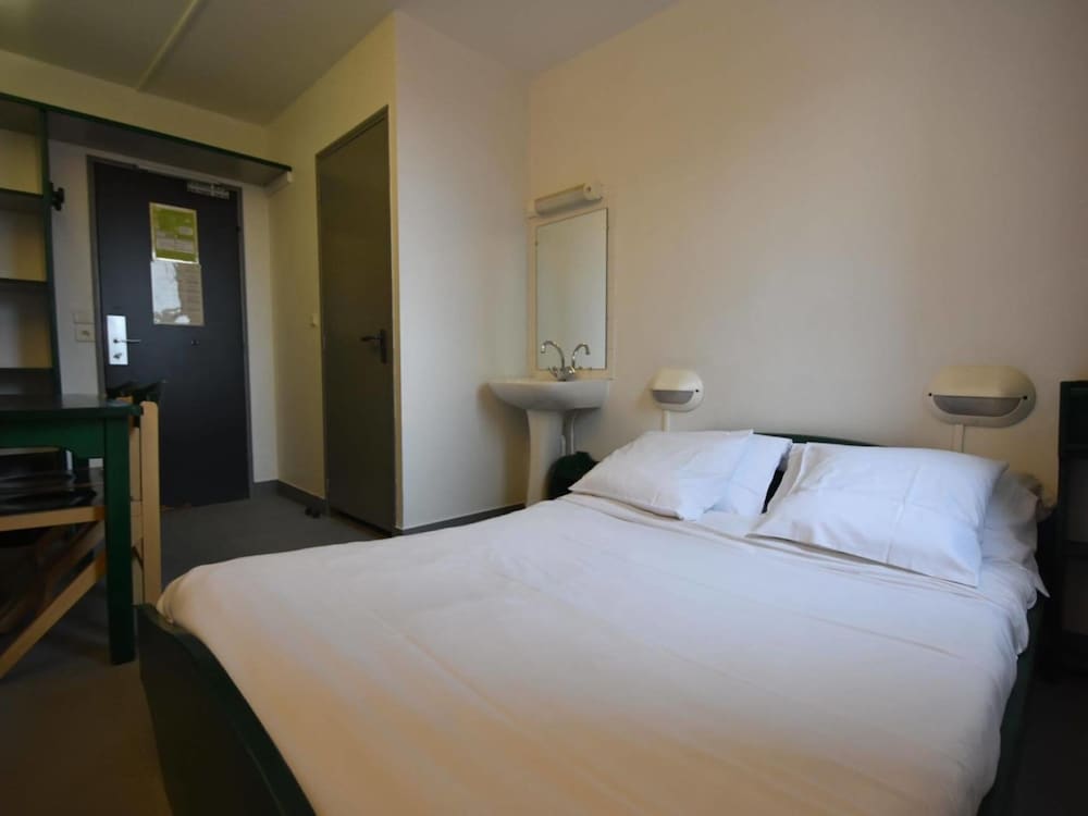 Habitación doble con ducha privada y aseos compartidos del hotel Auberge Jeunesse HI Paris - Le d’Artagnan. Foto 2