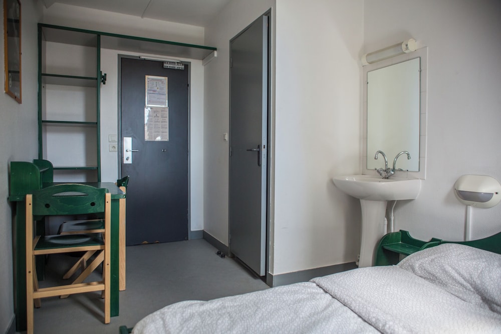 Habitación individual con ducha privada y aseos compartidos del hotel Auberge Jeunesse HI Paris - Le d’Artagnan. Foto 1