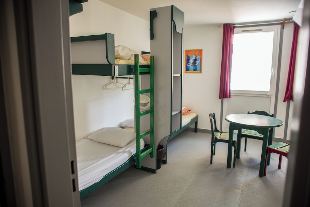 Cama en dormitorio compartido de 5 plazas para mujeres, baño privado del hotel Auberge Jeunesse HI Paris - Le d’Artagnan. Foto 2