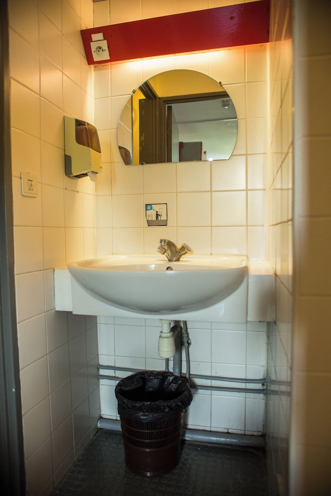 Cama en dormitorio compartido de 5 plazas para mujeres, baño privado del hotel Auberge Jeunesse HI Paris - Le d’Artagnan. Foto 8