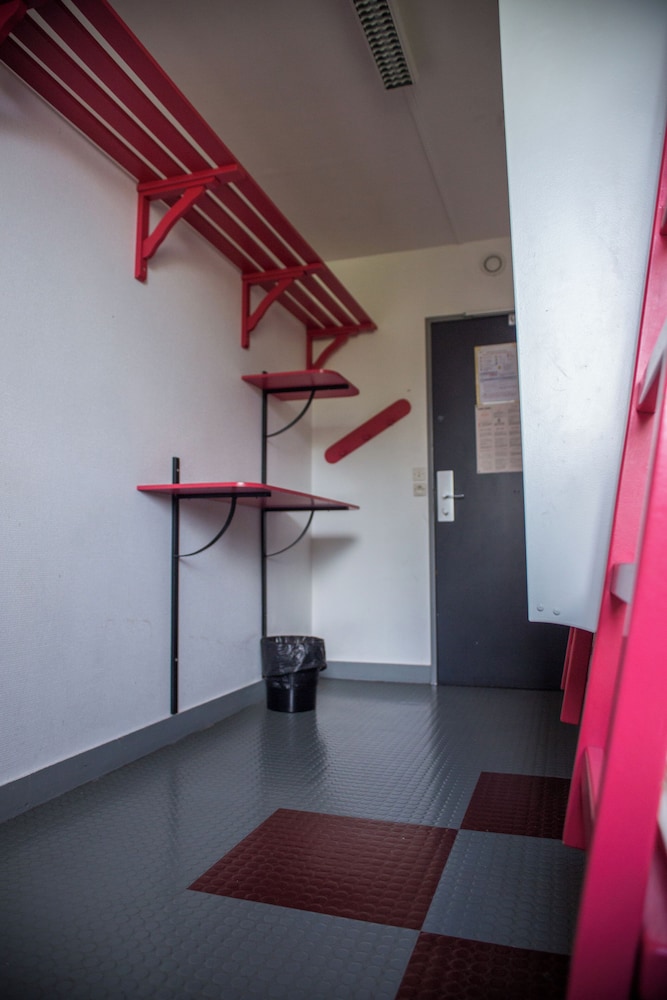 Cama en dormitorio femenino de 9 plazas con baño privado del hotel Auberge Jeunesse HI Paris - Le d’Artagnan