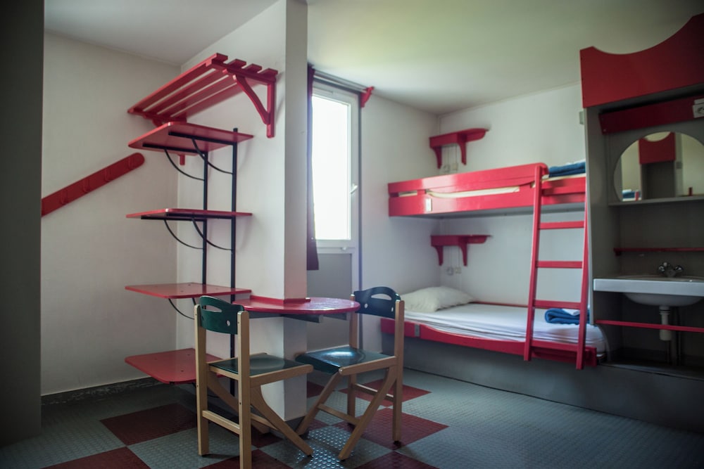 Cama en dormitorio compartido de 9 plazas para hombres, baño compartido del hotel Auberge Jeunesse HI Paris - Le d’Artagnan. Foto 2