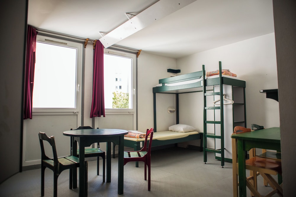 Cama en dormitorio compartido de 5 plazas para hombres, baño privado del hotel Auberge Jeunesse HI Paris - Le d’Artagnan. Foto 3