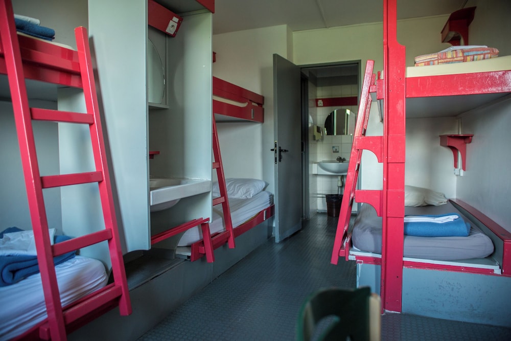 Cama en dormitorio compartido de 5 plazas para hombres, baño privado del hotel Auberge Jeunesse HI Paris - Le d’Artagnan. Foto 4