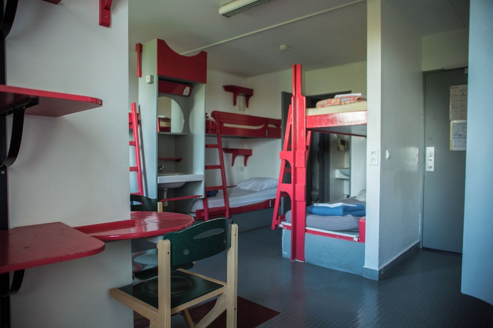 Cama en dormitorio masculino de 9 plazas con baño privado del hotel Auberge Jeunesse HI Paris - Le d’Artagnan. Foto 3
