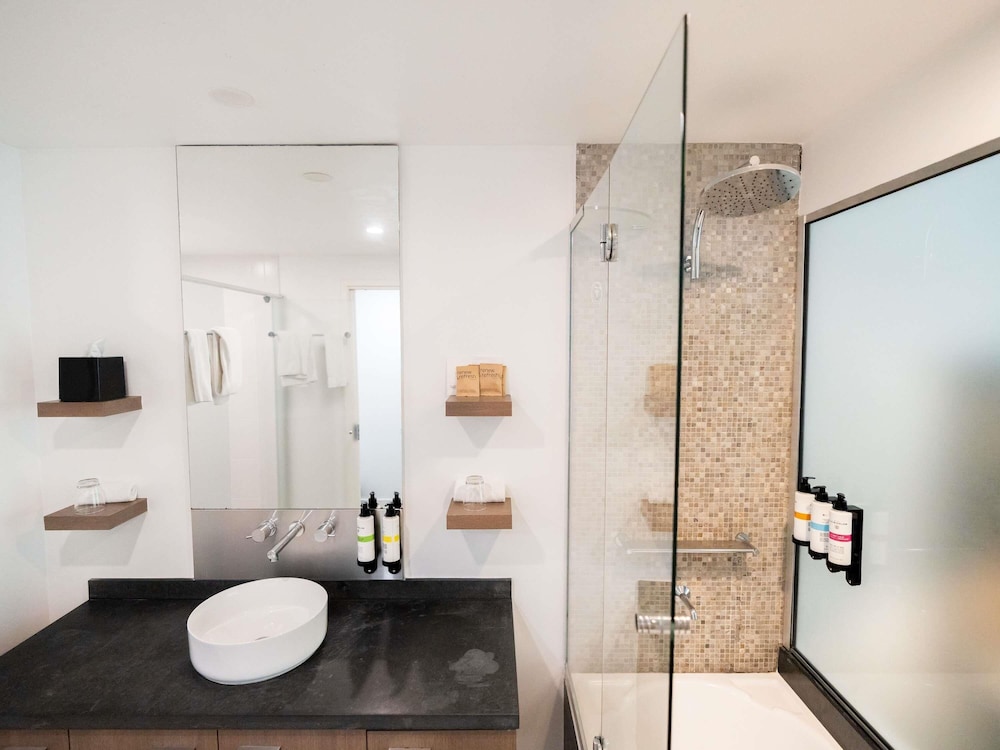 Estudio, 1 cama doble del hotel Pullman Palm Cove Sea Temple Resort and Spa. Foto 6