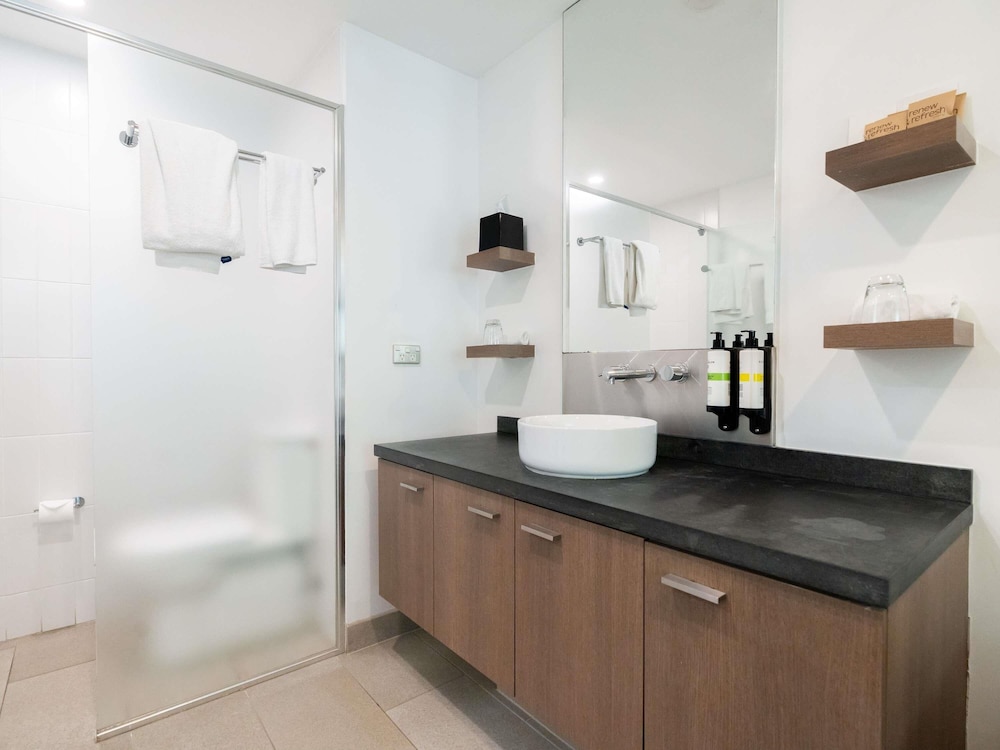 Estudio, 1 cama doble del hotel Pullman Palm Cove Sea Temple Resort and Spa. Foto 9