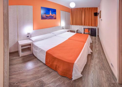 2 Habitaciones Dobles comunicadas del hotel Spa Río Ucero. Foto 1