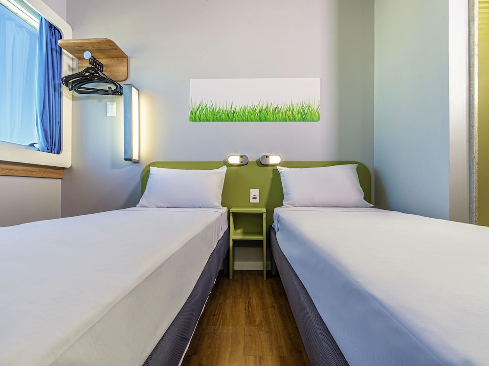 Habitación Standard con dos camas individuales del hotel Ibis Budget Fortaleza Praia De Iracema. Foto 4