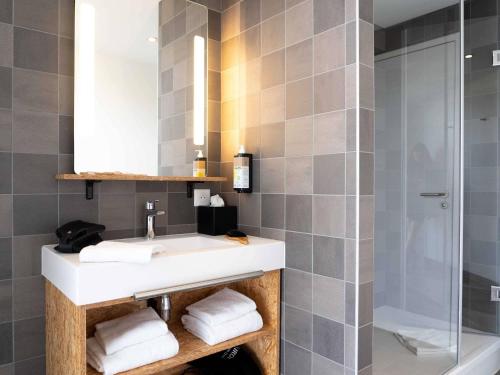 Habitación familiar para 2 adultos y 2 niños con cama doble y dos camas litera del hotel Greet Rennes Pace