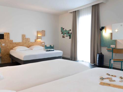 Habitación familiar para 2 adultos y 2 niños con cama doble y dos camas litera del hotel Greet Rennes Pace. Foto 2