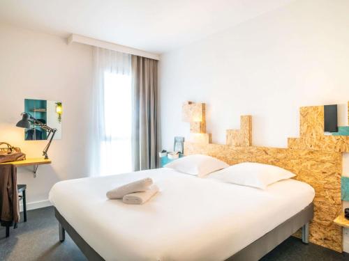Habitación familiar para 2 adultos y 2 niños con cama doble y dos camas litera del hotel Greet Rennes Pace. Foto 3