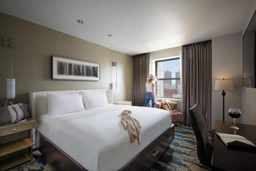 Habitación con cama extragrande y ducha a ras de suelo - Adaptada para personas con movilidad reducida del hotel Felix River North/magnificent Mile