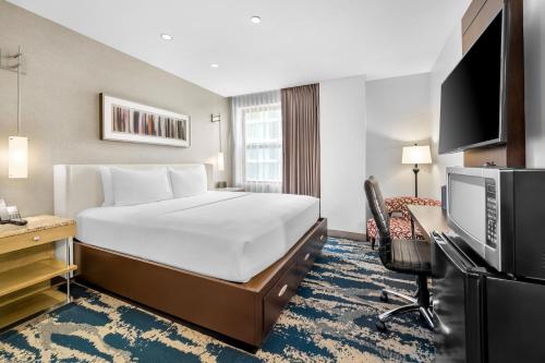 Habitación con cama extragrande - Adaptada para personas de movilidad reducida del hotel Felix River North/magnificent Mile. Foto 5