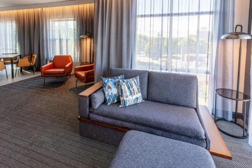 One - Bedroom King Suite with Dining Area, Sofa Bed and Living Room del hotel Courtyard By Marriott Rochester Downtown. Foto 2