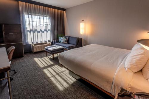 King Room with Bathtub and Sofa Bed - Mobility Access/Hearing Accessible del hotel Courtyard By Marriott Rochester Downtown