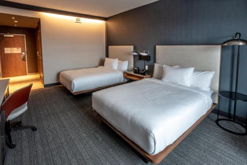 Habitación con 2 camas grandes del hotel Courtyard By Marriott Rochester Downtown