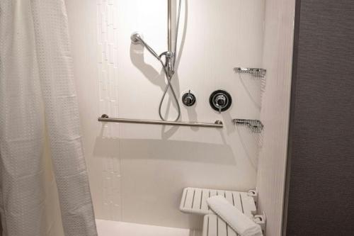 Habitación con 2 camas grandes - Adaptada para personas con problemas de audición del hotel Courtyard By Marriott Rochester Downtown. Foto 2