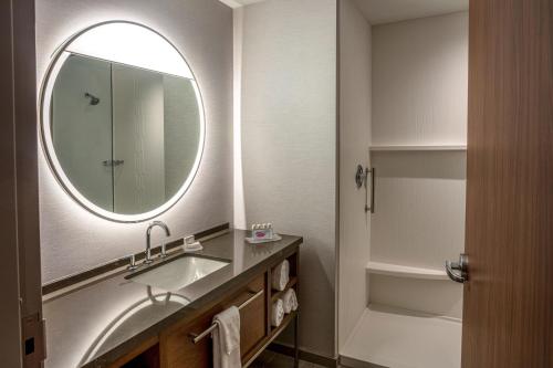 One - Bedroom King Suite with Dining Area, Sofa Bed and Living Room - Hearing Access/Mobility Access/Bathtub del hotel Courtyard By Marriott Rochester Downtown. Foto 3