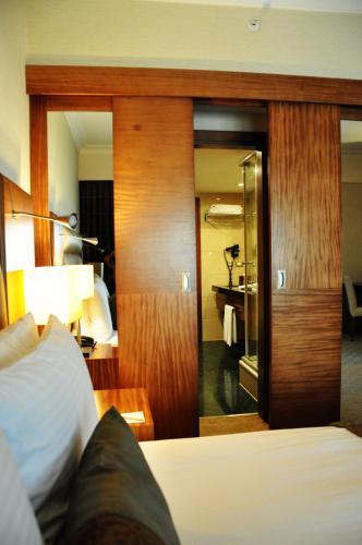 Habitación Executive con cama extragrande del hotel Mövenpick Izmir. Foto 5