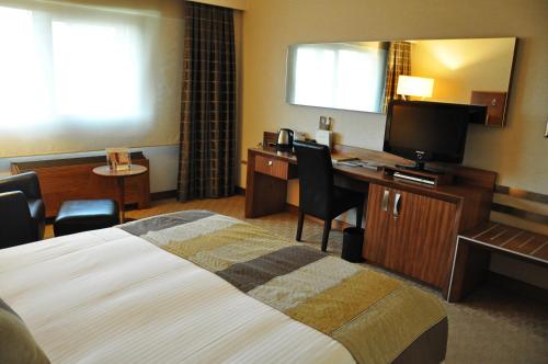 Habitación Executive con cama extragrande del hotel Mövenpick Izmir. Foto 6