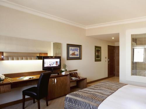 Habitación Superior con cama extragrande del hotel Mövenpick Izmir