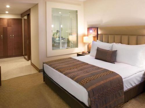 Habitación Superior con cama extragrande del hotel Mövenpick Izmir. Foto 1