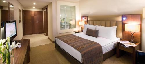 Habitación Superior con cama extragrande del hotel Mövenpick Izmir. Foto 2