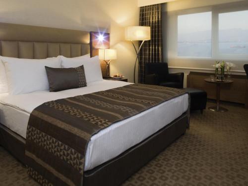 Habitación Doble Superior con cama grande y vistas del hotel Mövenpick Izmir. Foto 1