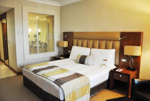 Habitación Doble Superior con cama grande y vistas del hotel Mövenpick Izmir. Foto 3