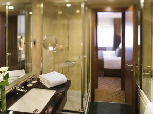 Suite Junior con cama extragrande del hotel Mövenpick Izmir