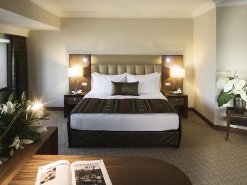 Suite Junior con cama extragrande del hotel Mövenpick Izmir. Foto 1