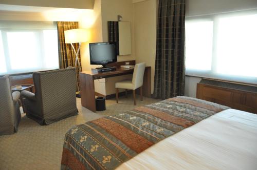Suite Junior con cama extragrande del hotel Mövenpick Izmir. Foto 2