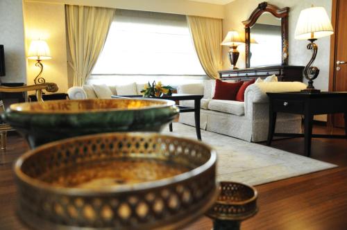 Suite con vistas al mar - Cama extragrande del hotel Mövenpick Izmir. Foto 1