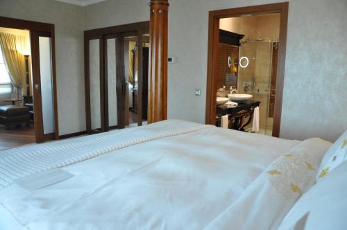 Suite con vistas al mar - Cama extragrande del hotel Mövenpick Izmir. Foto 2
