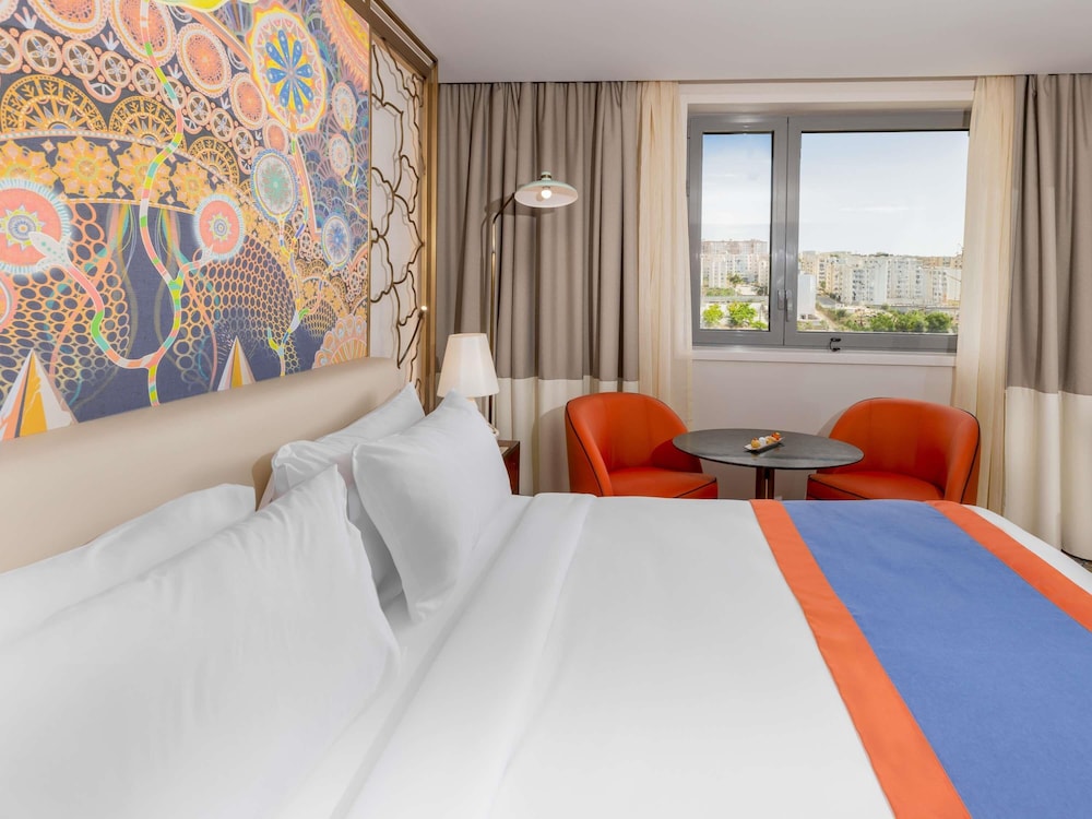 Habitación Clásica con cama King Size, vistas a la ciudad del hotel Mercure Alger Palais Des Congres. Foto 5