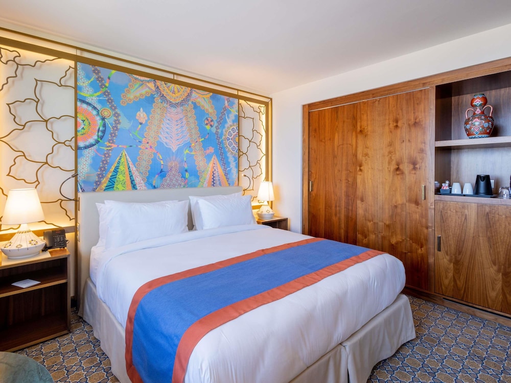 Habitación Superior con cama King Size y vistas a la bahía del hotel Mercure Alger Palais Des Congres. Foto 3