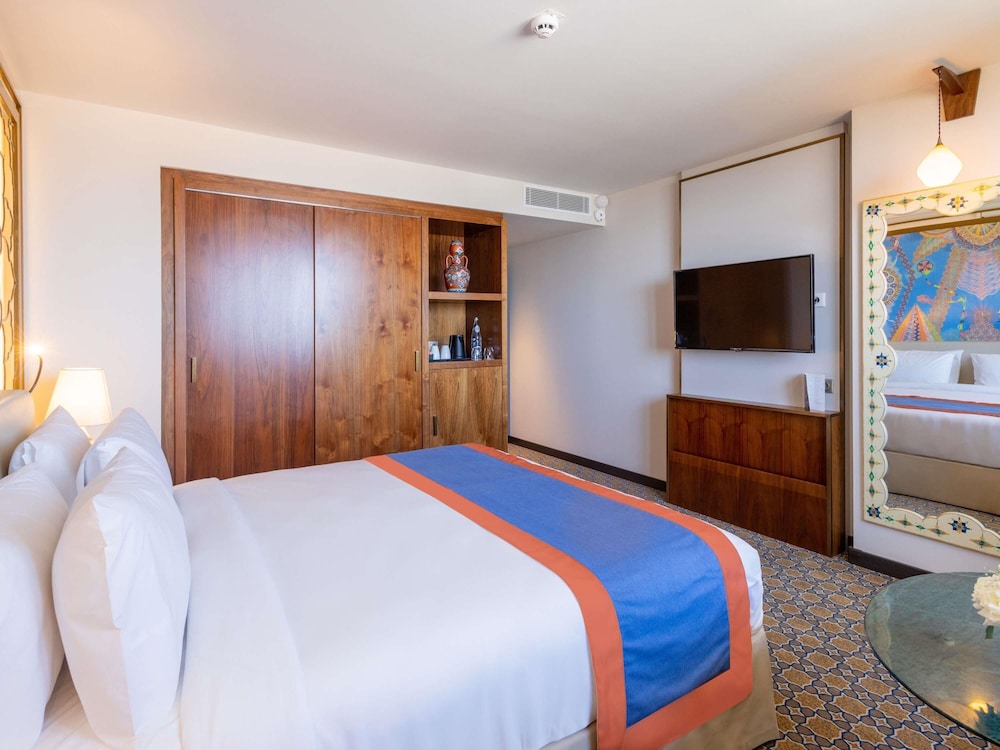 Habitación Superior con cama King Size y vistas a la bahía del hotel Mercure Alger Palais Des Congres. Foto 4