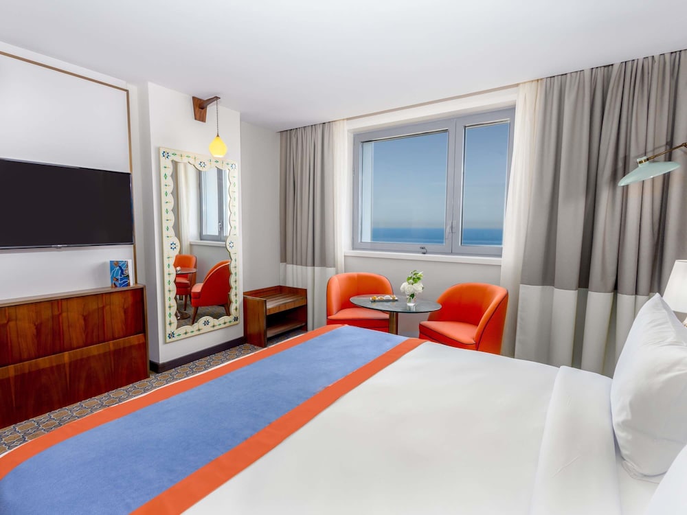 Habitación Superior con cama King Size y vistas a la bahía del hotel Mercure Alger Palais Des Congres. Foto 6