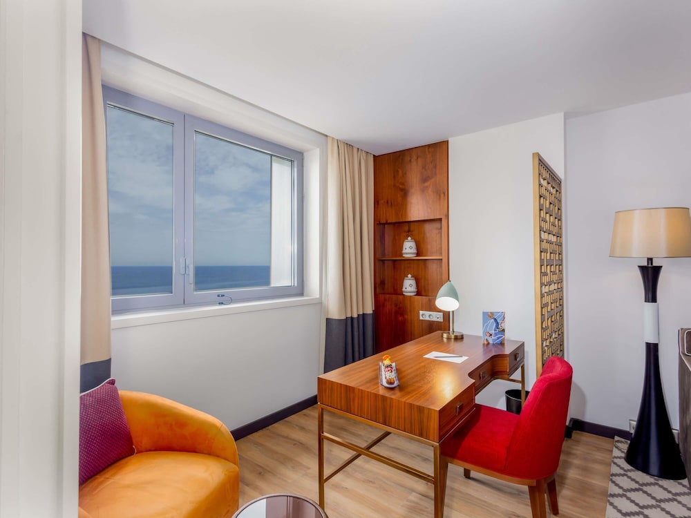 Suite Junior con cama King Size, sofá y vistas al océano del hotel Mercure Alger Palais Des Congres. Foto 9