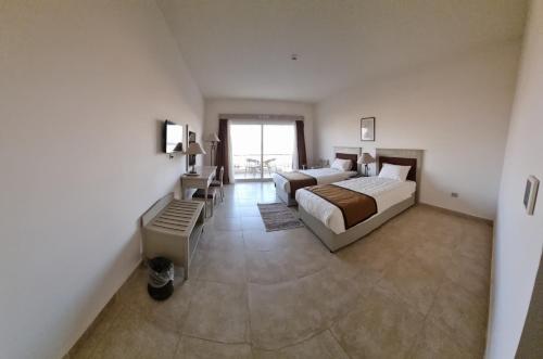 Habitación Doble con vistas al mar del hotel Amarina Queen Resort & Aqua Park Marsa Alam. Foto 8