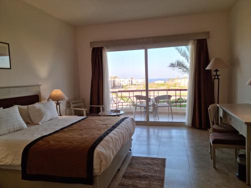 Habitación Doble con vista parcial al mar - 1 o 2 camas del hotel Amarina Queen Resort & Aqua Park Marsa Alam. Foto 5