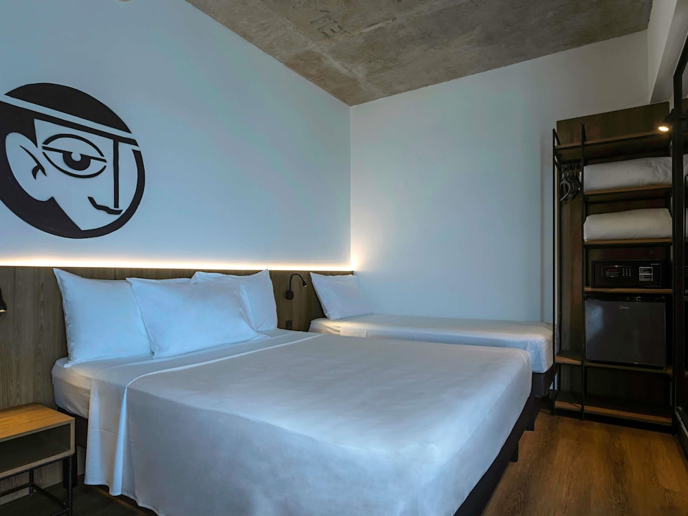 Habitación Standard con 1 cama doble, 1 cama individual y vistas al mar del hotel Ibis Styles Maceió Pajuçara. Foto 1
