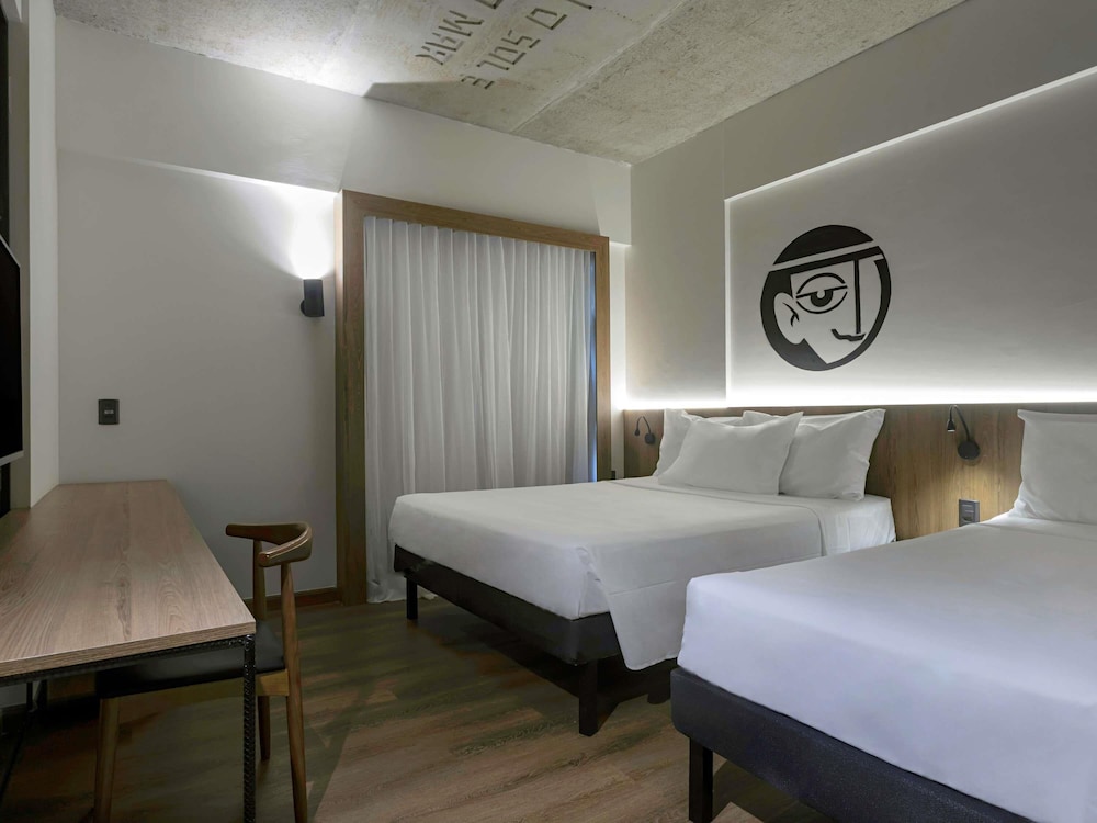 Habitación con 1 cama doble y 1 cama individual del hotel Ibis Styles Maceió Pajuçara